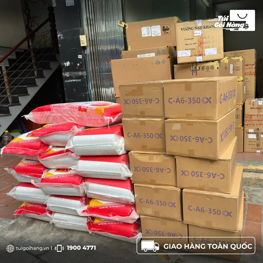 Kiện túi niêm phong giao cùng hàng của khách tại kho